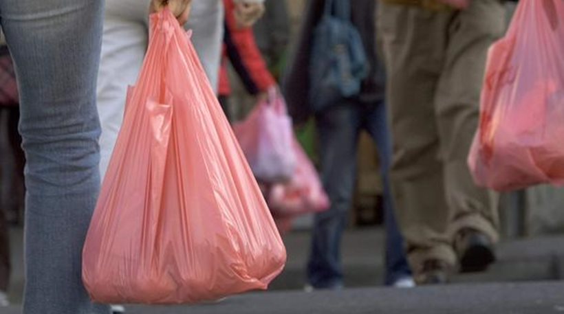 Βρετανία: Από σήμερα χαράτσι 5 λεπτών για τις πλαστικές σακούλες